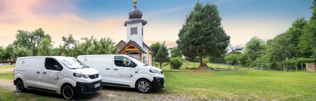 Kinelly Autos vor Friedhof